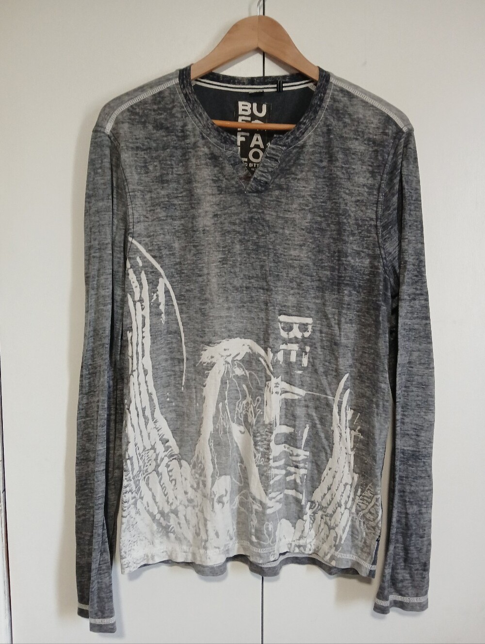 Buffalo David Bitton Mens M Burnout Graphic Wing Notch Neck Henley Shirt Grey